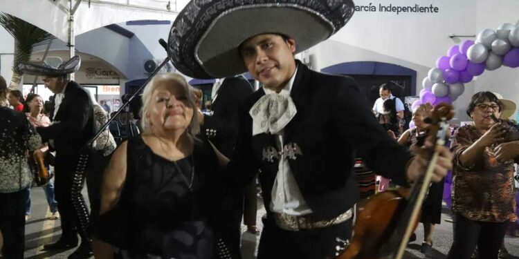 Adultos mayores celebran su día con rifas y mariachi, en García