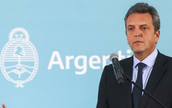 Argentina restringe los viajes de funcionarios al exterior para moderar gasto