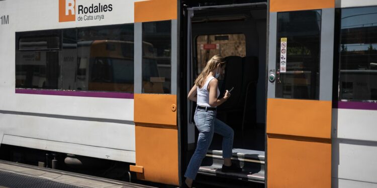 Así se podrán solicitar los abonos gratuitos multiviaje de Renfe para los próximos cuatro meses | Economía