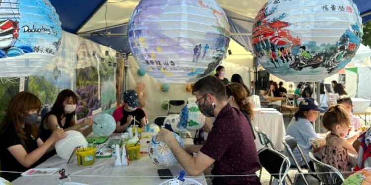 Bienvenidos turistas de Japón a Taipei