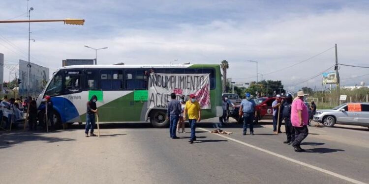 Bloquean crucero de aeropuerto; autoridades de municipales de la Mixteca exigen respuestas a sus demandas – Primera Línea