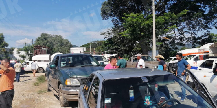 Bloquean maestros de telesecundarias el crucero de Tecoanapa a Cruz Grande