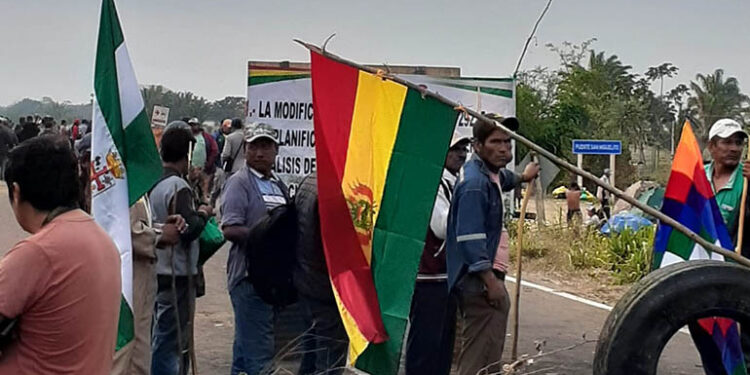 Bloqueo en Buena Vista obliga a suspender viajes por la carretera nueva al oriente