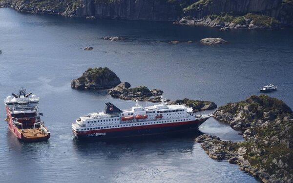 Buque de Hurtigruten encalla en Noruega
