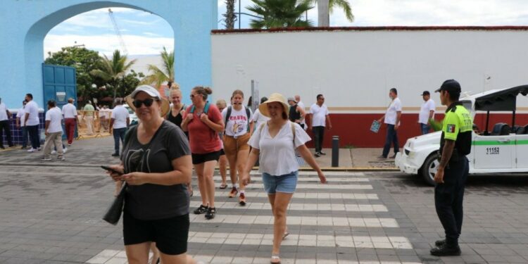 CAPTA Mazatlán recibe a turistas del crucero "Carnival Panorama"