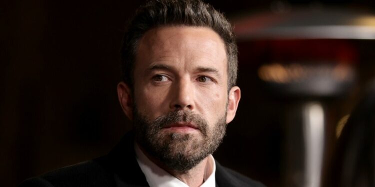Captan a Ben Affleck dormido en el barco durante su luna de miel con JLo