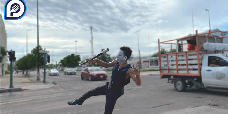 Caracterizado de “Joker”, Lucio, entretiene a la gente en cruceros y semáforos de Hermosillo (VIDEO)