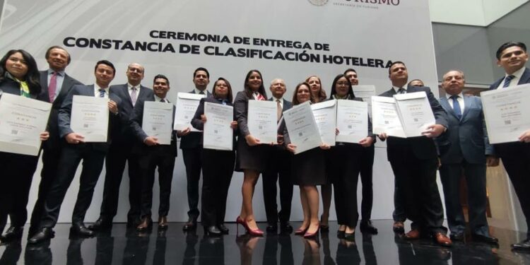 El subsecretario de Turismo, Humberto Hernández Haddad, encabezó la entrega de Constancias de Clasificación Hotelera a 121 establecimientos de Hoteles City.