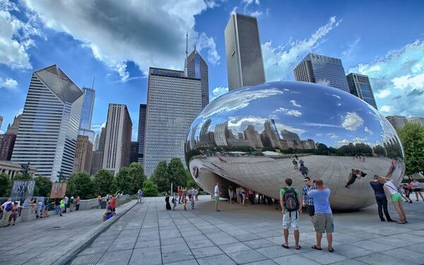 Vista del Cloud Gate, un imponente monumento hecho completamente de acero inoxidable pulido a espejo
