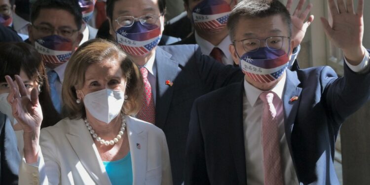 China anuncia sanciones contra Nancy Pelosi tras su visita a Taiwán