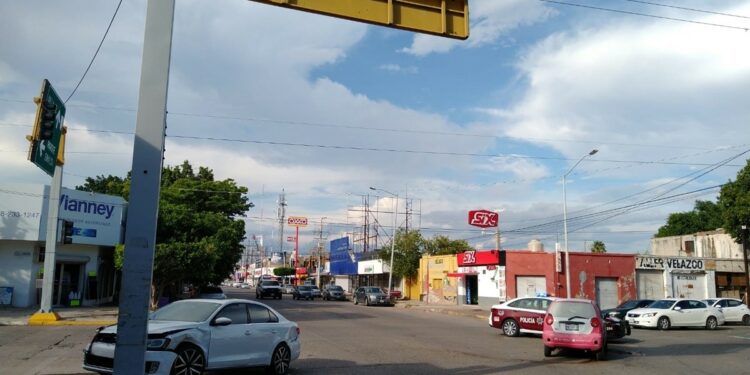 Chocan dos vehículos en céntrico crucero de Los Mochis