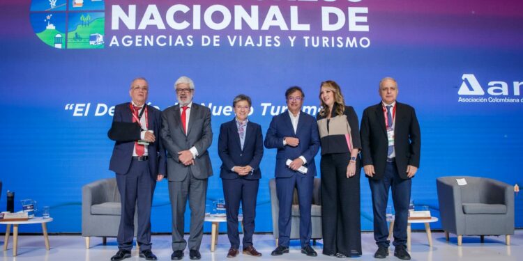 Claudia López y Gustavo Petro en el 26 Congreso Nacional de Agencias de Viajes y Turismo.
Foto: Alcaldía de Bogotá