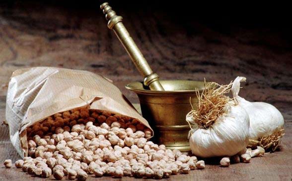 <p>Lentejas, habas, garbanzos... las legumbres son los frutos secos de las plantas leguminosas. Ricas en hidratos de carbono, fibra, ácido fólico... previenen la aparición de enfermedades como la obesidad, diabetes, estreñimiento o cáncer de colon.</p><p> </p>