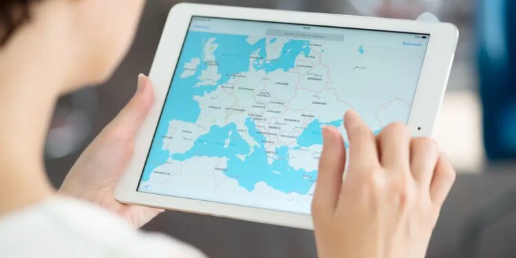 Imagen de archivo de una persona mirando el maps de Google