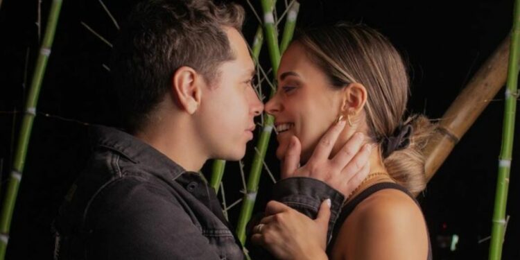 “Con mi futura esposa”: Karol Lucero festejó su compromiso con Fran Virgilio con lujoso paseo en crucero por París