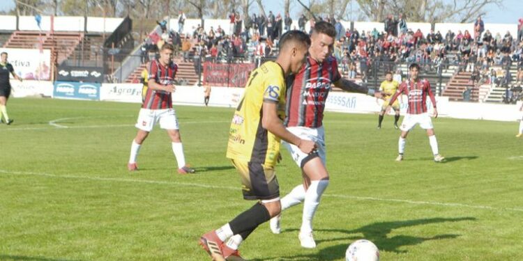 Con polémica, Crucero cayó en el debut de Álvarez