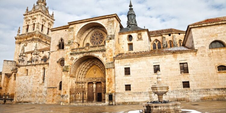 Catedral de Burgo de Osma, municipio que se puede visitar con El Corte Inglés | CANVA