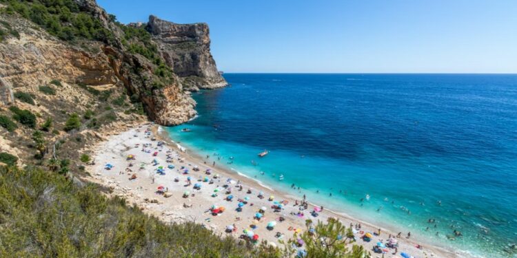 La Cala del Moraig es una bella playa entre acantilados en el norte de Alicante.