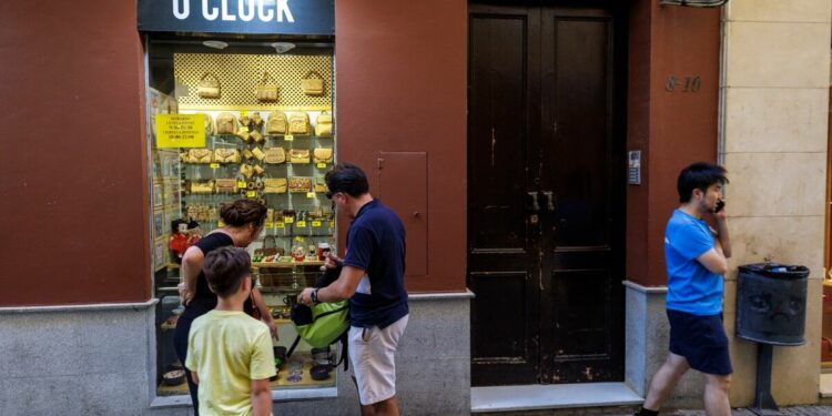 Cruceristas y turistas nacionales alegran el comercio del centro de Cádiz