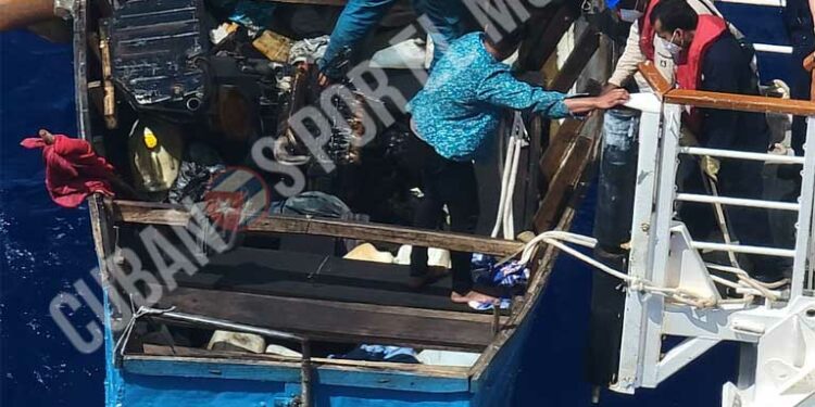 22 balseros cubanos que viajaban en una rústica embarcación, fueron rescatados por un crucero de Carnival Cruises, en el medio del mar sobre la provincia de Pinar del Río, Cuba