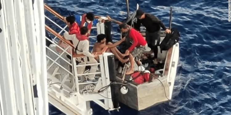 Crucero rescata a migrantes cubanos varados en el mar