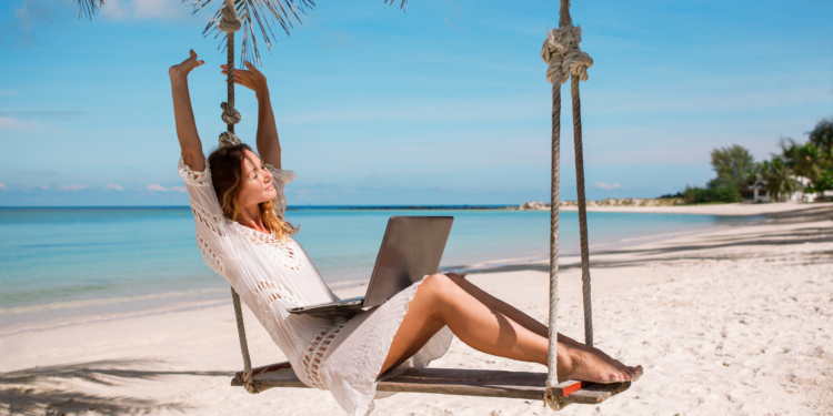 Trabajar en la playa durante las vacaciones.