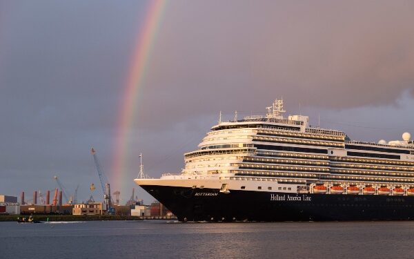 Cruceros de Holland America Line aceptarán pasajeros no vacunados