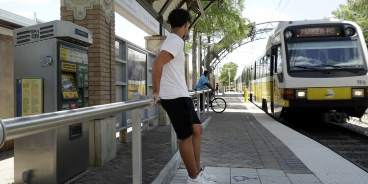 DART explora la idea de ofrecer viajes gratuitos a estudiantes de Dallas