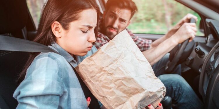 Diez sencillos consejos para evitar marearte cuando viajes en coche