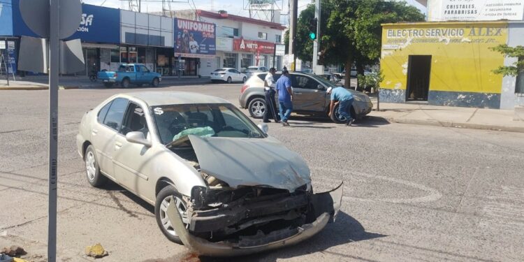 Dos autos chocan en transitado crucero de Los Mochis