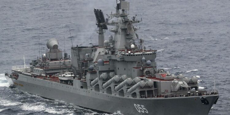 Dos destructores de EEUU siguen al buque de guerra ruso Ustinov tras su paso por Gibraltar