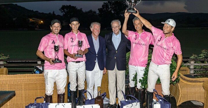 Juan José Grigera Naón, presidente del IPCVA y Leonardo Costantino, entregando la copa Argentine Beef al equipo ganador, Amanara, integrado por Lorenzo Chavanne, Santiago Chavanne, Manuel Fernández.