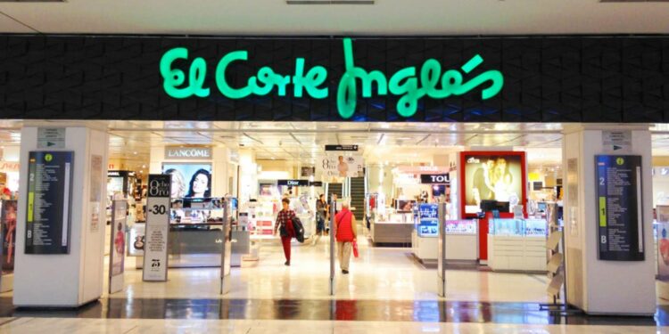 El Corte Inglés pone la temperatura de sus centros a 25 grados pero mantiene la corbata entre sus empleados
