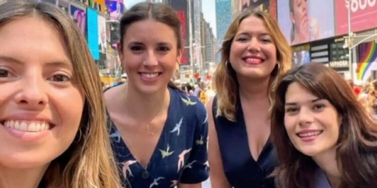 La ministra de Igualdad, Irene Montero, con su equipo, en Times Square, en Nueva York