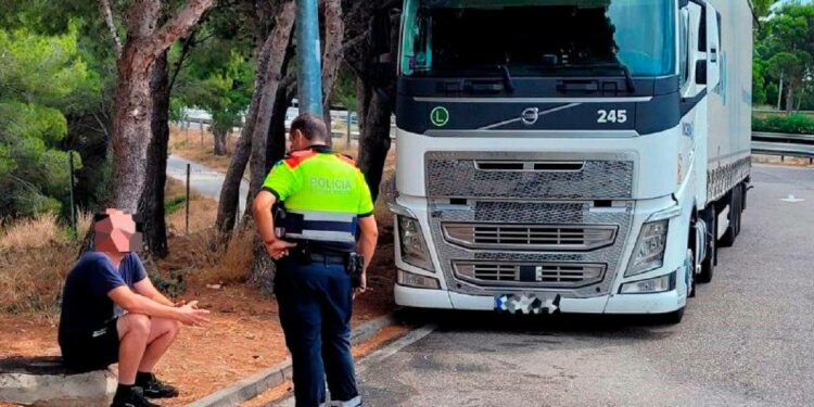 El camionero que circulaba ebrio por la AP-7 en plena operación salida