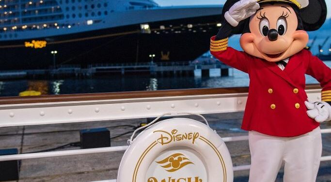 El crucero Disney Magic llena de fantasía el puerto de A Coruña en su primera vez en Galicia