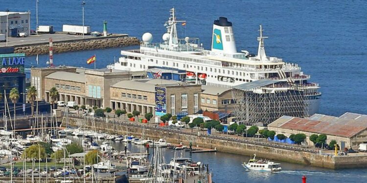 El “Deutschland” atracado ayer en la estación marítima.  | // MARTA G. BREA