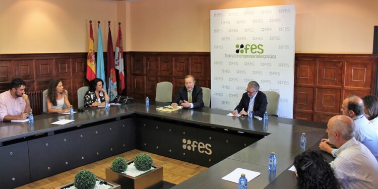El director general de Turismo de la Junta mantiene en Segovia una reunión con representantes de FES y FESTUR