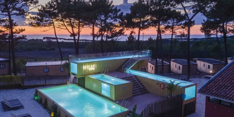 Imagen nocturna de las piscinas.