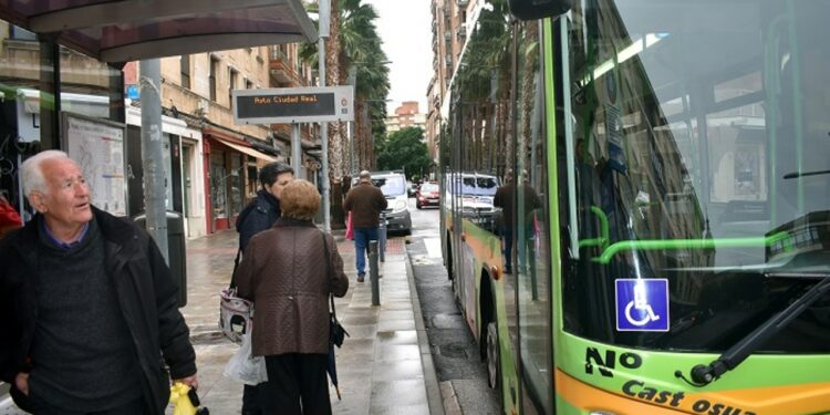El jueves entran en vigor los descuentos en los abonos del bus de Ciudad Real y Avant