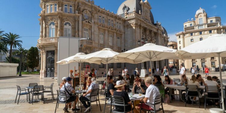 El puente de agosto roza el lleno técnico en la costa cartagenera y el 90 % en ciudad