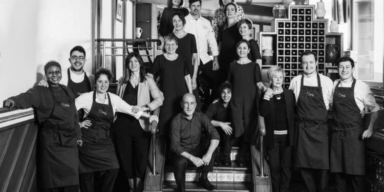 El equipo que trabaja en el restaurante.