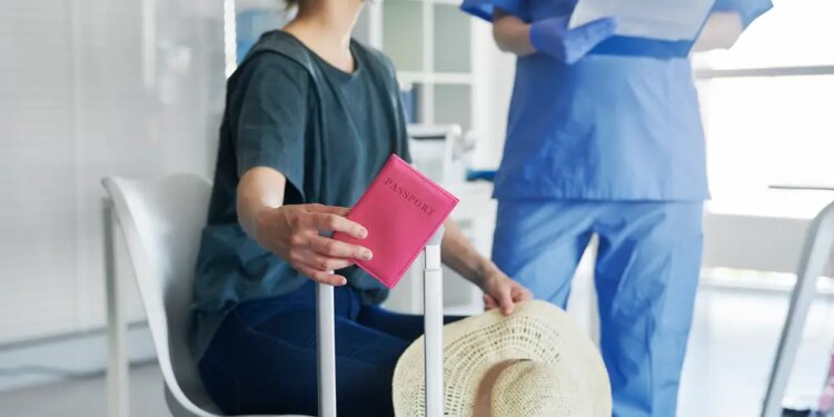 Persona haciéndose un test en el aeropuerto