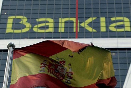 Entidad bancaria debe indemnizar a agencia de viajes por autorizar compra de boletos de avión con tarjetas de crédito falsificadas.