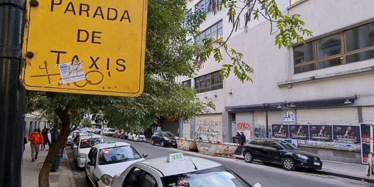 Entre las aplicaciones y los bolsillos flacos, los taxistas pierden viajes