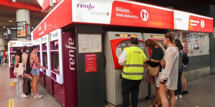 Pasajeros comprando billetes en la estación de Atocha, después de que España haya puesto en marcha un plan de transporte gratuito para reducir los costes de vida ante la inflación elevada, en Madrid, España, 30 de agosto de 2022. REUTERS/Isabel Infantes