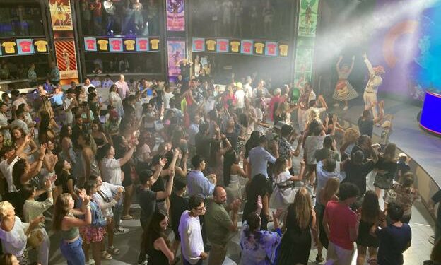 Gente bailando al ritmo de los animadores./R. P.
