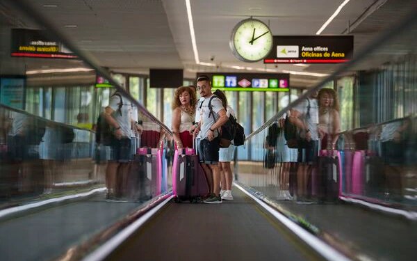 Turistas en el Aeropuerto de Madrid Barajas