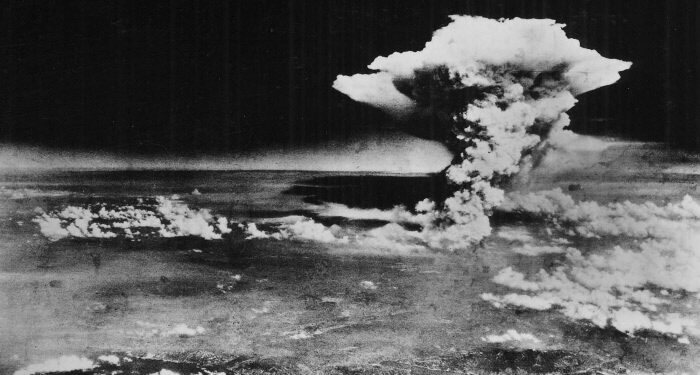 Foto difundida por el Ejército de EE.UU., una nube en forma de hongo ondea una hora después de la detonación de una bomba nuclear sobre Hiroshima, Japón