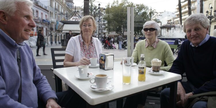 Personas mayores tomando un desayuno en una terraza